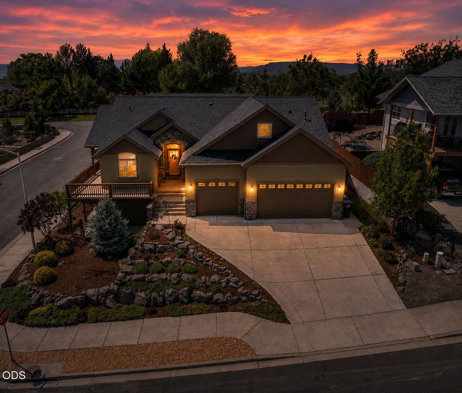22 Terra Linda Court, Eagle Point, OR 97524