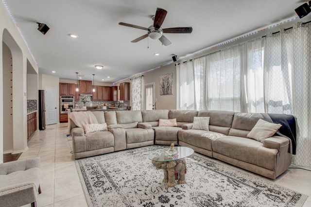 285 Kat Garnet DR, Kyle, TX 78640