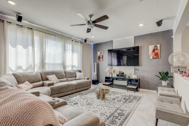 285 Kat Garnet DR, Kyle, TX 78640