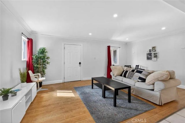 4533 Saturn, Los Angeles, CA 90019