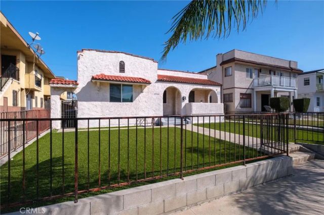 4533 Saturn, Los Angeles, CA 90019