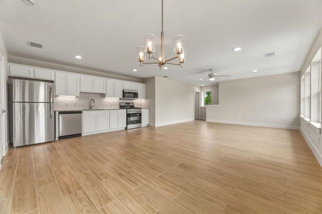 1412 Kent ST, Taylor, TX 76574