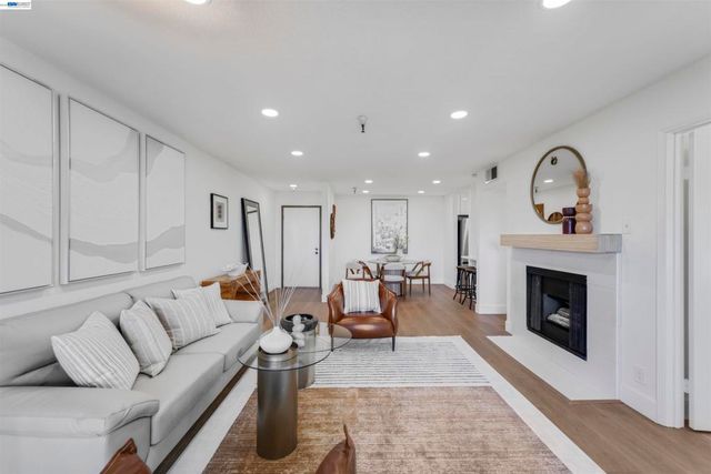 2111 Latham St 307, Mountain View, CA 94040