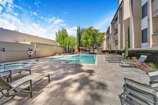 2111 Latham St 307, Mountain View, CA 94040