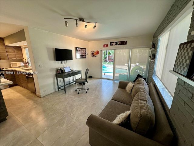 5424 Garfield St, Hollywood, FL 33021