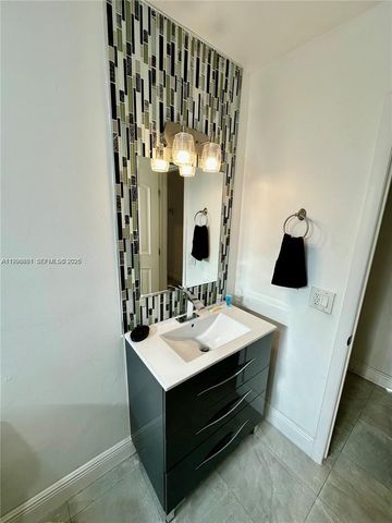 5424 Garfield St, Hollywood, FL 33021