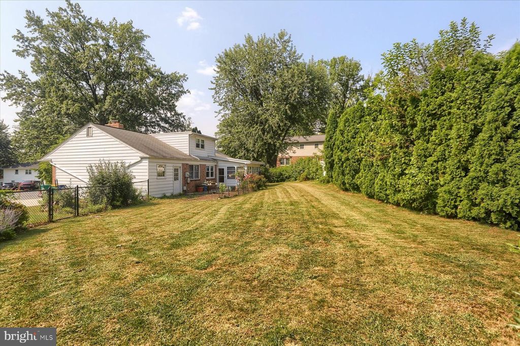 9 GALE CIR, Camp Hill, PA 17011
