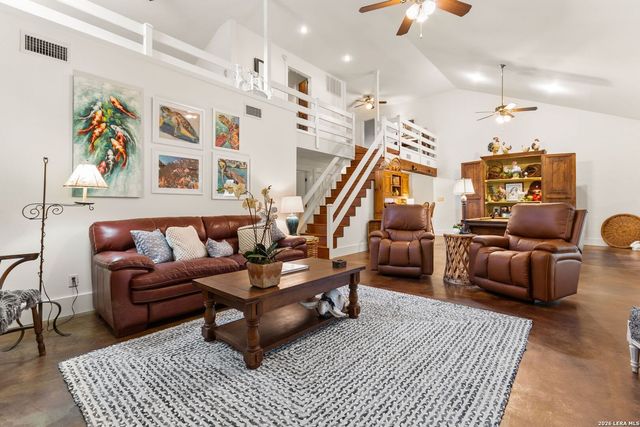 904 N LINCOLN ST, Fredericksburg, TX 78624