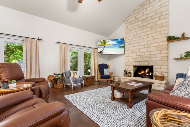 904 N LINCOLN ST, Fredericksburg, TX 78624