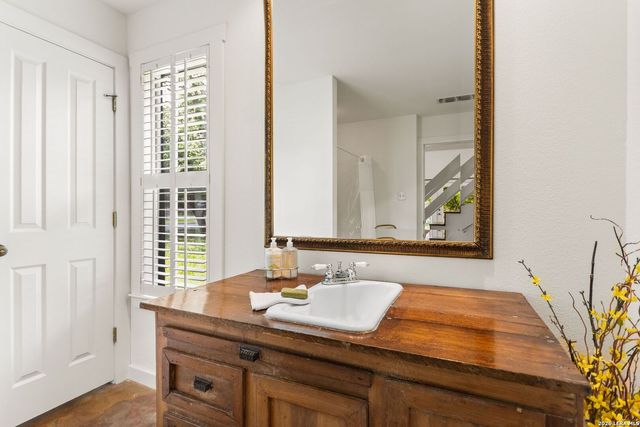 904 N LINCOLN ST, Fredericksburg, TX 78624