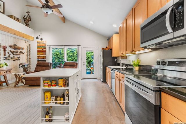 904 N LINCOLN ST, Fredericksburg, TX 78624
