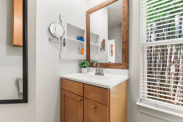 904 N LINCOLN ST, Fredericksburg, TX 78624