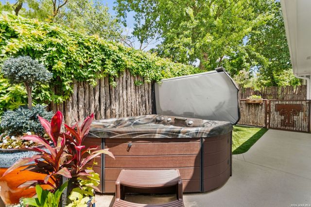 904 N LINCOLN ST, Fredericksburg, TX 78624