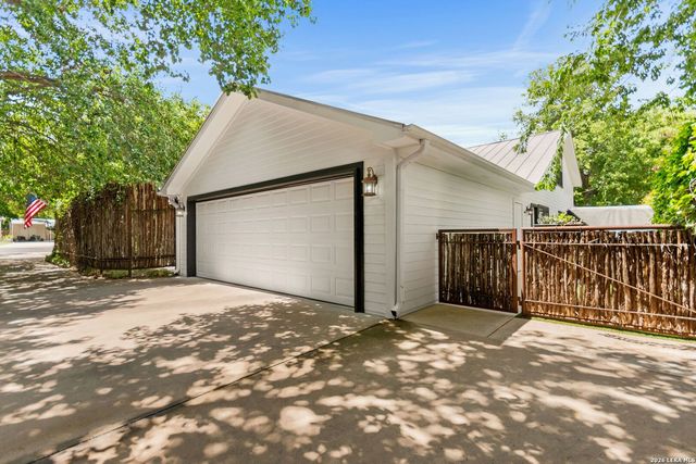 904 N LINCOLN ST, Fredericksburg, TX 78624