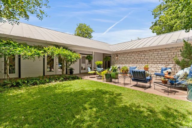904 N LINCOLN ST, Fredericksburg, TX 78624
