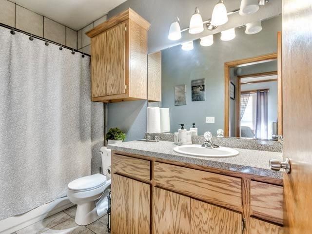 817 NW 7th Street, Moore, OK 73160