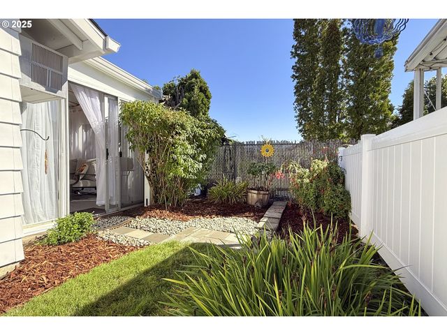 626 Ne FLEMING Ave B-63, Gresham, OR 97030