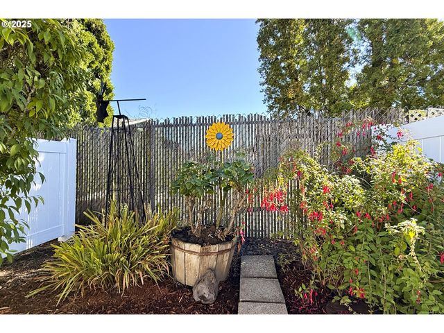 626 Ne FLEMING Ave B-63, Gresham, OR 97030