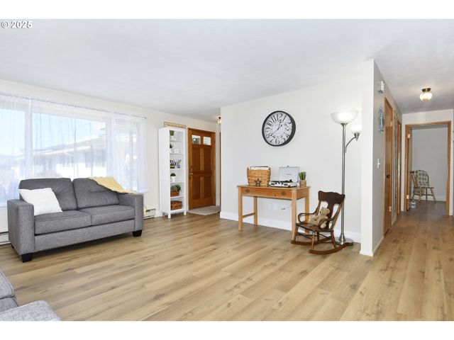 626 Ne FLEMING Ave B-63, Gresham, OR 97030