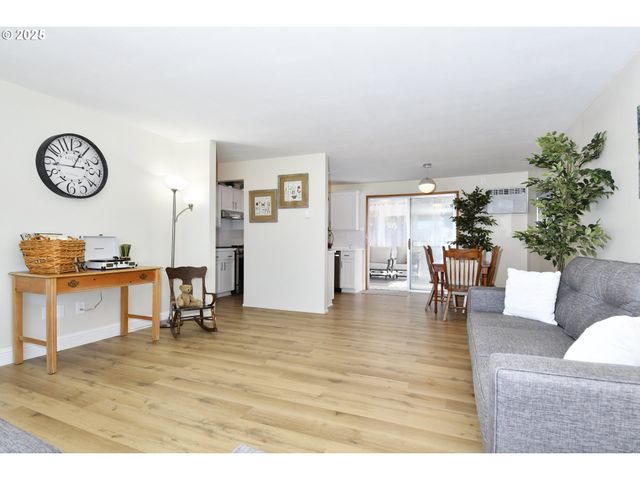 626 Ne FLEMING Ave B-63, Gresham, OR 97030