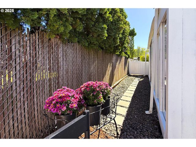 626 Ne FLEMING Ave B-63, Gresham, OR 97030