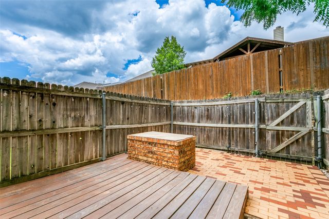 17 Abbey Road, Euless, TX 76039