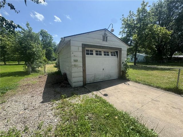 107 W 1st Street, Garden City, MO 64747