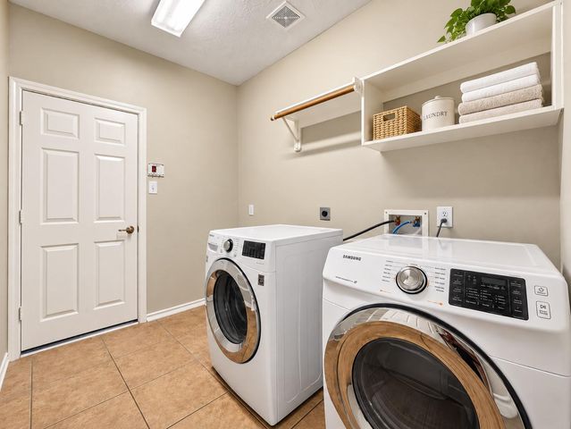 43 W Spindle Tree Circle, The Woodlands, TX 77382