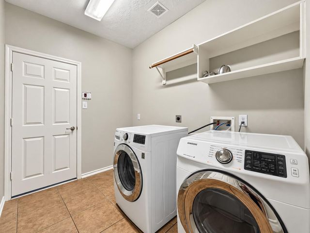 43 W Spindle Tree Circle, The Woodlands, TX 77382