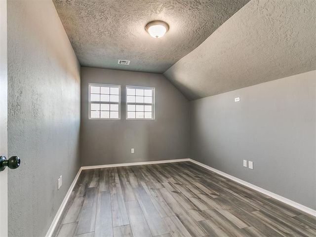 813 N Southminster Street, Moore, OK 73160