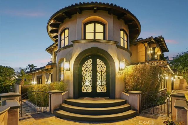 215 S Poinsettia Avenue, Manhattan Beach, CA 90266