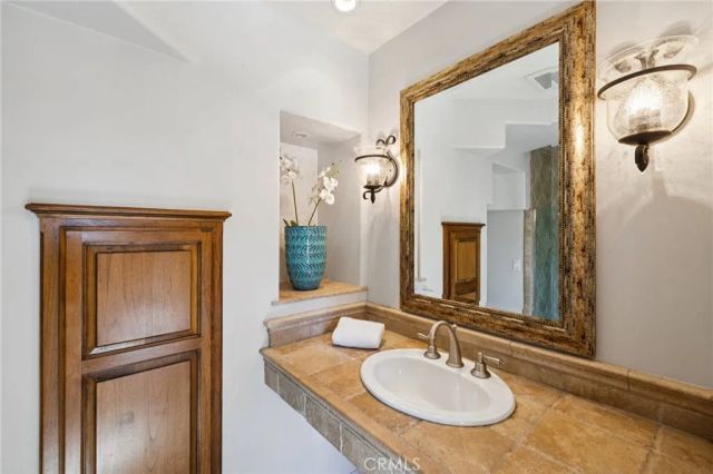 215 S Poinsettia Avenue, Manhattan Beach, CA 90266