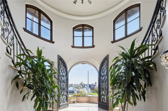 215 S Poinsettia Avenue, Manhattan Beach, CA 90266