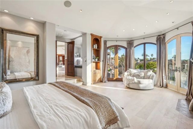 215 S Poinsettia Avenue, Manhattan Beach, CA 90266