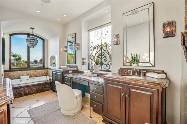 215 S Poinsettia Avenue, Manhattan Beach, CA 90266