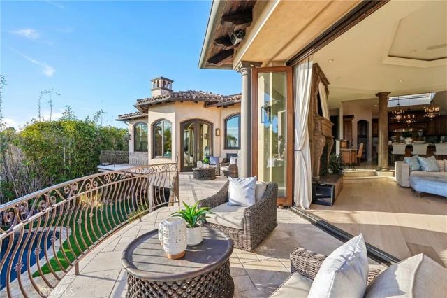 215 S Poinsettia Avenue, Manhattan Beach, CA 90266