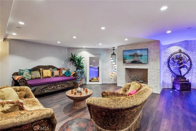 215 S Poinsettia Avenue, Manhattan Beach, CA 90266