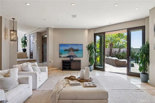 215 S Poinsettia Avenue, Manhattan Beach, CA 90266