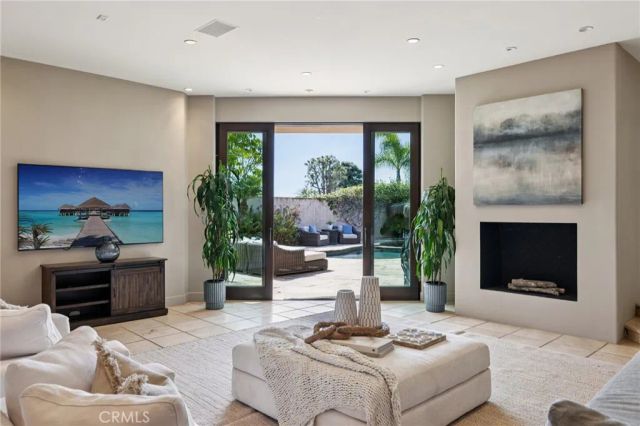 215 S Poinsettia Avenue, Manhattan Beach, CA 90266