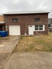 518 N Peterson Dr, Kerrville, TX 78028