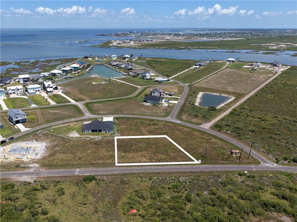1333 Cape Velero Dr, Rockport, TX 78382 — photo 2