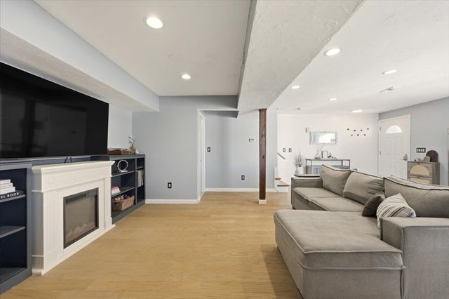 49 Elderwood Dr 49, Stoughton, MA 02072