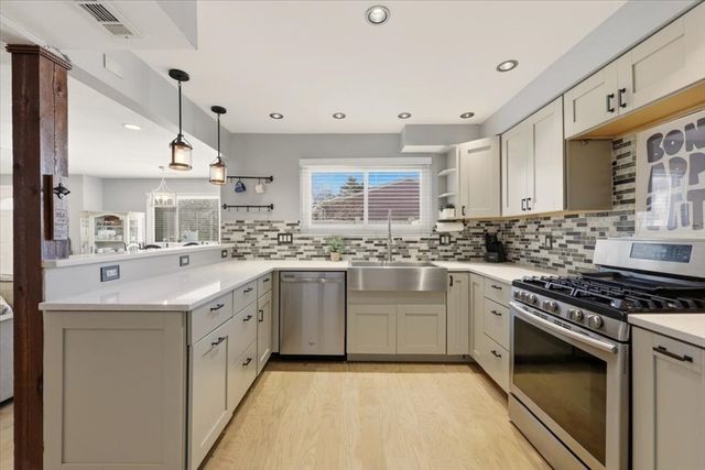 49 Elderwood Dr 49, Stoughton, MA 02072