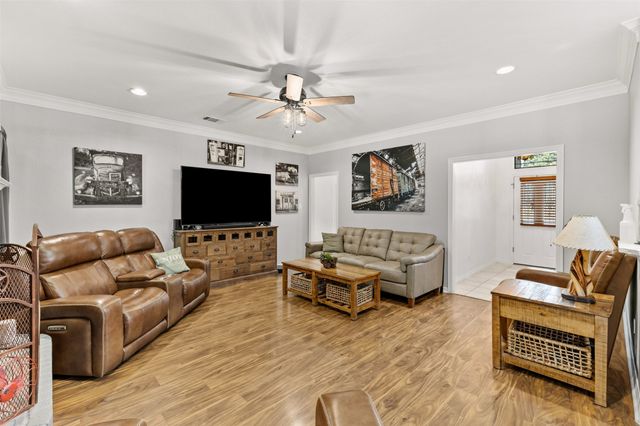 500 Little Creek Trail, Oak Leaf, TX 75154