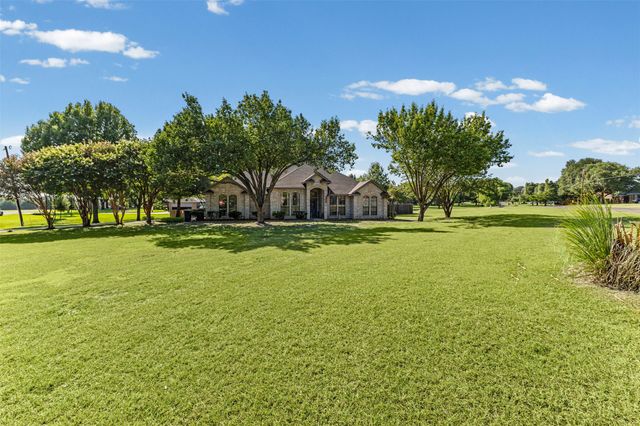 500 Little Creek Trail, Oak Leaf, TX 75154