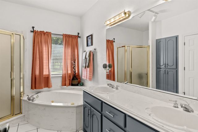 500 Little Creek Trail, Oak Leaf, TX 75154