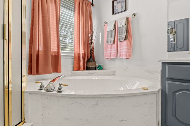 500 Little Creek Trail, Oak Leaf, TX 75154