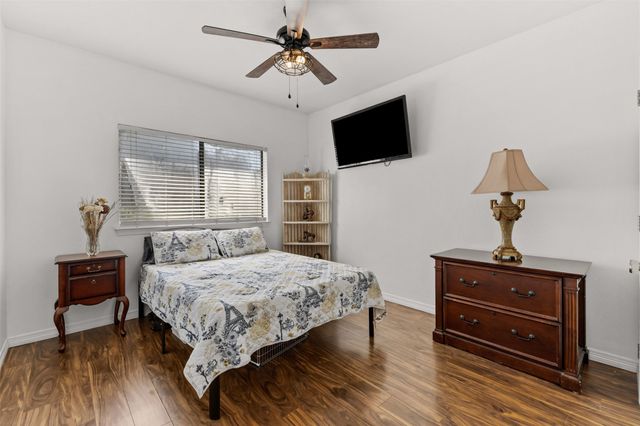 500 Little Creek Trail, Oak Leaf, TX 75154