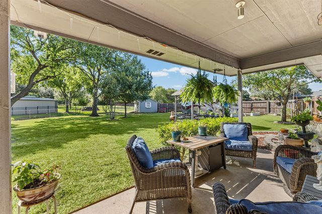 500 Little Creek Trail, Oak Leaf, TX 75154