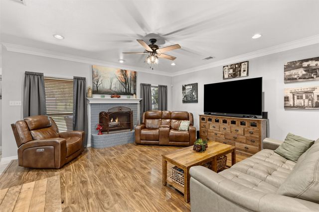 500 Little Creek Trail, Oak Leaf, TX 75154